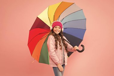 Müzik hep benimle. Her gün eğlence. Çocuk basit şeylerden zevk alıyor. Eğlenmene bak. Eğlenceli bir konsept. İyi hissediyorum. Renkli şemsiyeler altında kablosuz kulaklıklar takan bir kız. Sonbahar eğlencesi