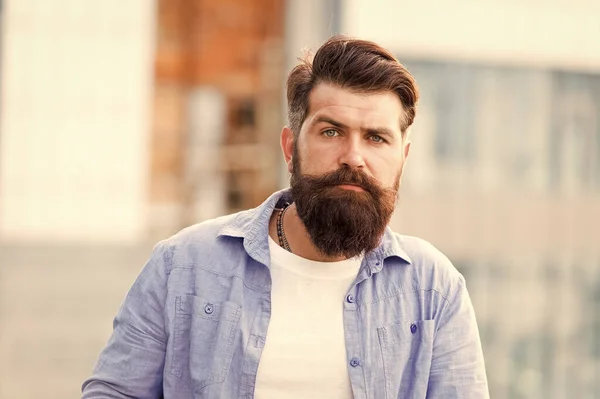 Een kapsalon voor mannen. bebaarde man buiten. Volwassen hipster met baard. Bearded Man. Zelfverzekerde en knappe brute man. Haar en baard verzorging. Mannelijke kapper zorg. brutale Kaukasische hipster met snor — Stockfoto