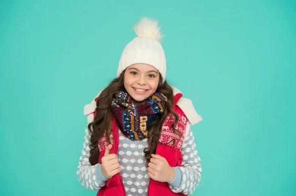 Tricot chaud enfant. Branché et élégant. Portrait de fille souriante hipster. La mode de rue des jeunes. Amusement d'hiver. J'ai froid cette saison. Habillez-vous en couches et portez un chapeau. Restez actifs. il fait froid dehors — Photo