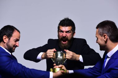 İş arkadaşları yarışmayı kazanmak için kavga eder. Çılgın suratlı iş adamları.