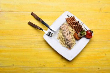 Kremalı soslu ve mantarlı spagetti.