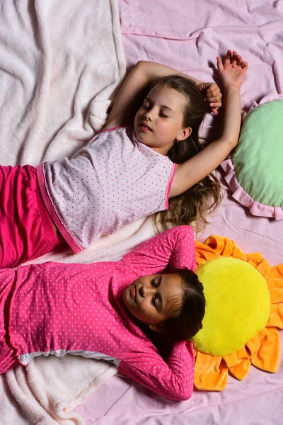 Děti s klidnými tvářemi odpočívají v posteli — Stock fotografie