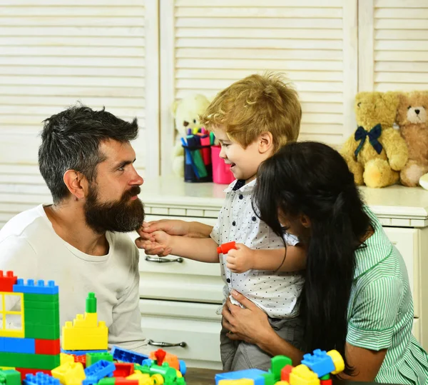 La familia joven pasa tiempo en la sala de juegos. Padres e hijo — Foto de Stock