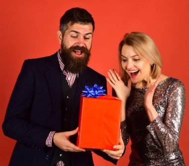 Erkek arkadaş kız arkadaşına hediye verir. Aşık çift hediyelerini paylaşır.
