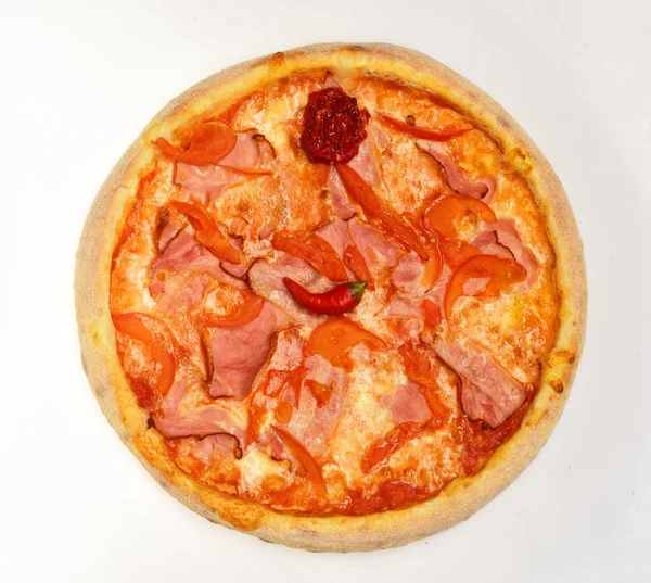 Pizza com bacon, salsichas, pimenta e queijo sobre fundo branco — Fotografia de Stock