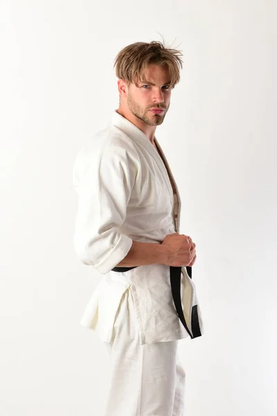 Człowiek karate w kimono pozowanie w studio. — Zdjęcie stockowe