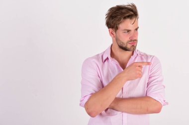 Seçim ve güven konsepti. Pembe gömlekli kıllı adam.