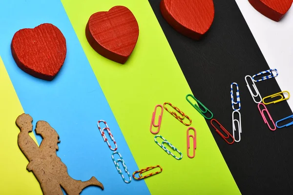 День Святого Валентина листівка: серця і паперові кліпи на барвистому фоні — стокове фото