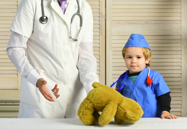 Tratamiento y concepto infantil. Varón en capa quirúrgica —  Fotos de Stock