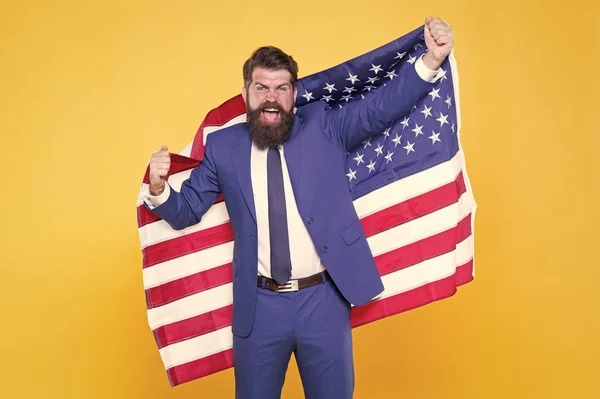 Business Professional. Framgångsrik företagsägare innehar amerikanska flaggan på gul bakgrund. Happy Business man firar självständighetsdagen. Bearded man i Formalwear njuter framgång i verksamheten — Stockfoto