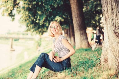 kitap açık öğrenci kız. okumak benim hobim. Yaz çalışması. parkta kitap okuyan bir kadın. ilginç bir hikaye. Rahatlayın ve yeni bilgiler alın. roman yazarından esinlenerek. öğrenci ders kitabı