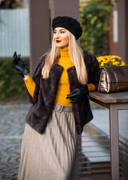 Chic and trendy. Matching different textures outfit. Fashion and beauty. Autumn outfit. Elegant woman wear fur coat. Vogue concept. French style outfit. Gorgeous model. Beautiful winter outfit — Stock Photo, Image