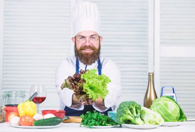 Yardım etmek için sağlıklı. Şef şapkalı adam. Gizli tadı tarifi. Diyet ve organik gıda, vitamin. Sakallı adam mutfak, mutfak yemek. Sağlıklı yemekler pişirmek. Vejetaryen. Sakallı olgun Şef