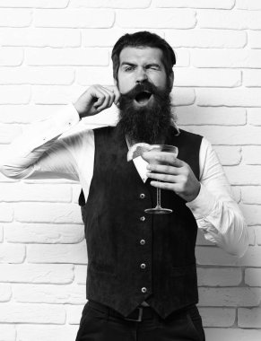 Komik yakışıklı sakallı adam.