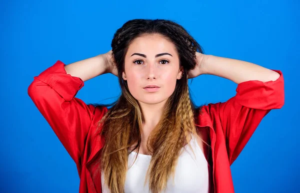 Älskar hennes nya stil. stilrent hår. Kvinnan i hipster trend. mode och skönhetssalong. Sexig kvinna. trendiga utseende mode modell. smink för riktig tjej. sexig kvinna med långt hår — Stockfoto