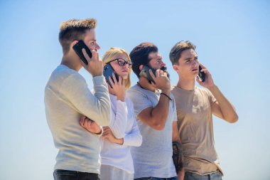 Proje tartışıyoruz. İletişim araçları. Cep telefonu sohbeti. Arkadaşlar arka planda sohbet ediyorlar. Mobil iletişim. Akıllı telefonları olan insanlar. Cep telefonu. Konuşma ve tartışma