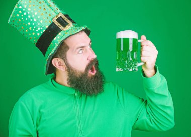 Im değil benim gibi iç İrlandalı. Yeşil bira içme sakallı İrlandalı adam. Saint Patricks Günü için kızartma adam sakallı. Hippi bira bardağı tutan cin şapkalı. Saint patricks günü kutluyor