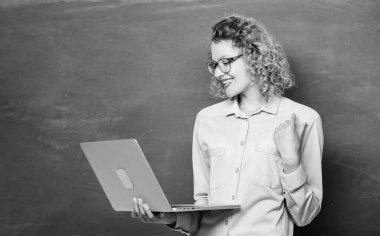 Beyin fırtınası. e-öğrenme. İnternet üzerinden eğitim. Tahtadaki öğretmen kadın. dizüstü bilgisayar ile gözlük mutlu öğrenci. modern teknoloji. Modern okuldaki kız. online eğitim. işletme okulu.