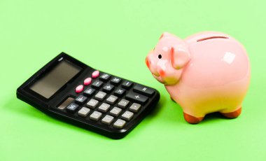 Bütçe planlama ve sayma. Hesap makineli para kutusu. Domuz kumbarası. Gelir sermaye yönetimi. Muhasebe. Mali sorun. Tasarruf. Muhasebe ve maaş bordrosu. Zengin ve başarılı.