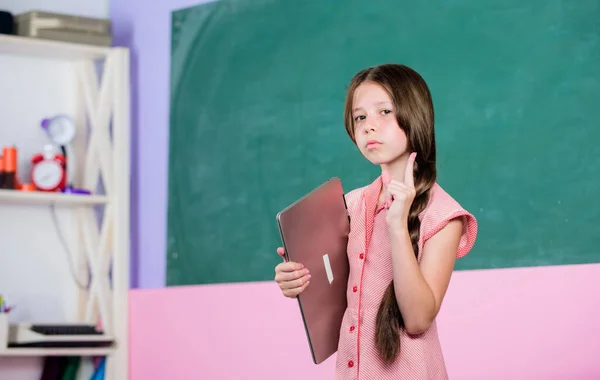 Mencari ide. kembali ke sekolah. Pendidikan online. gadis sekolah pintar di kelas, proyek. studi masa kecil online. Hari pengetahuan di 1st Sebecans. Murid kecil dengan laptop. Internet 4G dan 3G — Stok Foto