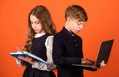 İnternette sörf yapmak. Sosyal ağlar ve blog. Modern bilgi kaynağı. Modern meslek. Çocuklar için modern eğitim. Programlama çalış. Laptop bilgisayarı olan bir öğrenci. Bilgisayarı kullanan çocuk. Çevrimiçi yaşam