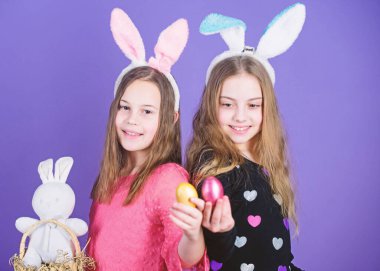 Paskalya günü. Mutlu Paskalya. Uzun tavşan kulakları ile tatil tavşan kızlar. Yumurta ve tavşan tatil niteliği. Kızlar Paskalya 'yı kutluyor. Bahar tatili. Mutlu çocukluk. Çocuklar için Paskalya aktiviteleri