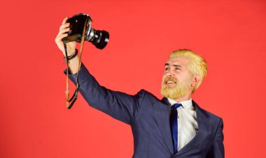 Şık ve eski moda. Elle ayarlar. Sakallı bir fotoğrafçı. Klasik tarz trend. İçerik yaratan. Neşeli sakallı hippi fotoğrafçı. Kameralı eksantrik bir fotoğrafçı.