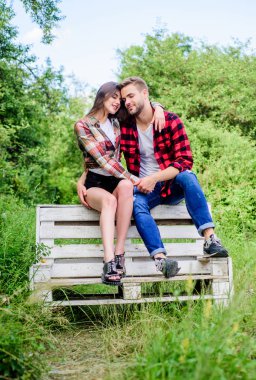 Sevgililer günün kutlu olsun. Ormanda yaz kampı. Aile çiftliği hafta sonu. Romantik randevu. Parkta bir kızla bir adam. Çift dışarıda bankta rahatlar. Birliktelik konsepti. Birbirine aşık çiftler. Damalı moda