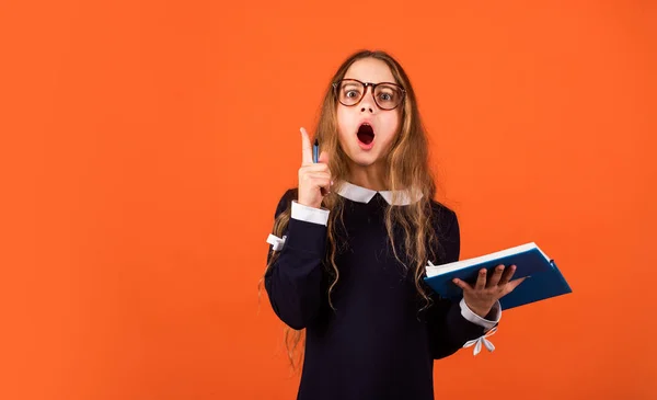 Habilidades e conhecimento. Cuidados infantis. Conceito de educação escolar. Universidade privada. Estilo de vida nerd. Miúdo giro a estudar. Educação básica. Estudante com livro. Aprendendo língua estrangeira. Educação para crianças — Fotografia de Stock