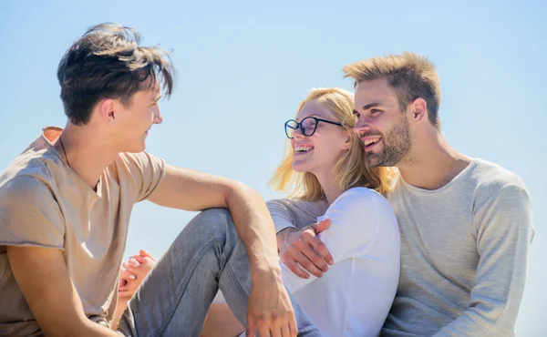 Amici senza pensieri. La vera amicizia. Essere sinceri con le persone più vicine. Amici rilassanti sul tetto. Uomini e donne che parlano dello sfondo del cielo. Passare del tempo con gli amici. Vacanze estive. Discutere idee — Foto Stock