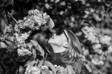 Sakura ağacı açıyor. Bahar çiçek çiçek küçük kız çocuk. İhale çiçek kokusu tadını çıkarın. Sakura çiçek konsepti. Muhteşem çiçek ve kadın güzelliği. Cilt için doğal kozmetik. Kiraz çiçekli kız