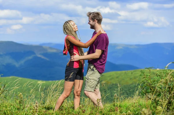 Pareja enamorada de vacaciones de verano. Amor y confianza. Pareja paisaje de fondo. Viaje al concepto de las montañas. Cuál es nuestro próximo destino de viaje. Dos corazones llenos de amor. Luna de miel en las tierras altas — Foto de Stock