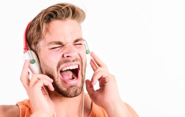 Melodi çeşitli müzik türleri koydu. Yeni gerçeklikler yaratmak için harika bir zaman. Müzik hayranı konsepti. Görsel-işitsel muhteşem. Yakışıklı sakallı adam müzik dinliyor kulaklık beyaz arka plan