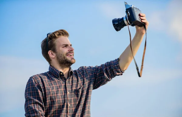 I love selfie. photographer in glasses make selfie. capture adventure. journalist. macho man with camera. sexy man touristic reporter. travel with camera. male fashion style. looking trendy — Stock Photo, Image