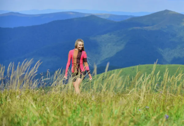 Aktív pihenés. A sportos lány szeret túrázni. Nyaralási ötletek. Egészséges életmód. Sportos turista túrázás. Nyári turizmus. Nő trekking ruhák hegyek táj háttér. Trekking hobbi — Stock Fotó