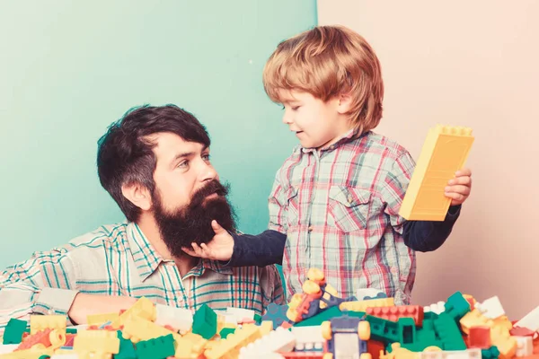 Jugando con papá. edificio casa con constructor. desarrollo infantil. feliz ocio familiar. padre e hijo juegan. Un niño pequeño con papá jugando juntos. inspiración. inspiración en la creación —  Fotos de Stock