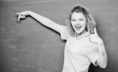 Karatahtanın önündeki kadın öğretmen. Öğretmen zor konuyu açıkla. Basitleştirmede iyi bir öğretmen. Hatırlanması gereken önemli bir bilgi. Öğrencilerin en iyi öğretmeni. Öğretmenlik daha eğlenceli olabilir.