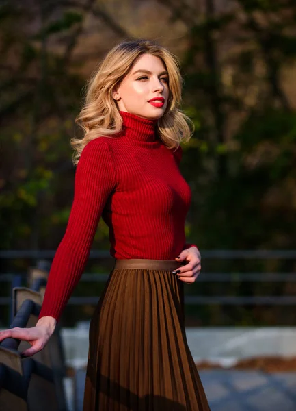 Tenue d'automne élégante. À la mode. Adorable fille profiter ensoleillé automne derniers rayons de soleil. Des vêtements à la mode. Femme marche dans le parc d'automne. Maille confortable. Pull tricoté. Fémininité et tendresse — Photo