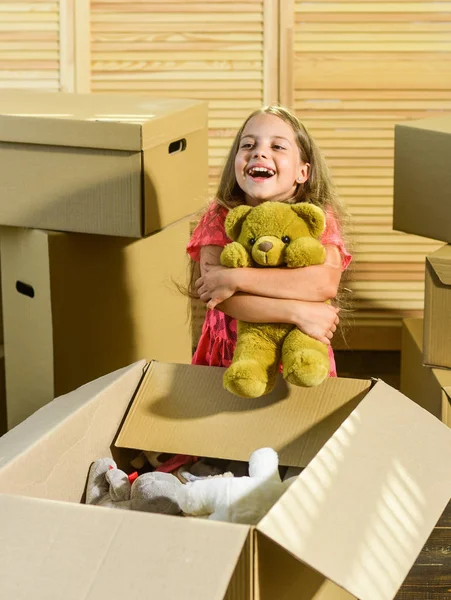 Urban Location. happy little girl with toy. purchase of new habitation. Moving concept. new apartment. happy child cardboard box. Cardboard boxes - moving to new house — Stock Photo, Image