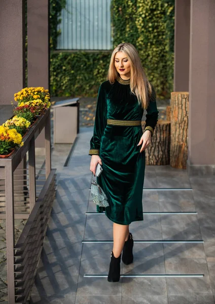 Her perfect style. sexy blond businesswoman walk outdoor. modern life. girl care gem stone handbag or purse. glam clutch accessory. elegant woman in green velour dress. glamour velvet textile — Stock Photo, Image