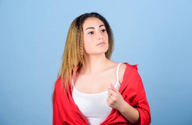 Saç şekillendirme metodu. Kişisel bakım. Şampuan ve saç kremi. Kuaför salonu. Hasarlı saç. Sakat saç stili. Mavi arka planda kız saç stili. Ekstra hacim. Şımartıcı rutin