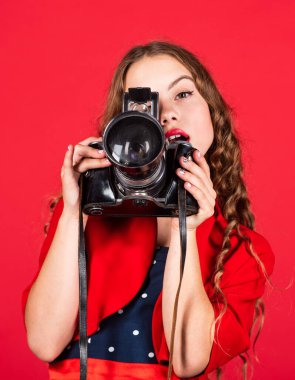 Fotoğrafçılar için kurslar. Gazeteciler ve gazeteciler için eğitim. Kullanım ayarlarını öğren. Fotoğrafları düzenliyorum. Elle ayarlar. Profesyonel kamera. Retro kameralı kız. Çekim anları. SLR kamera