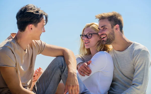 Essere sinceri con le persone più vicine. Uomini e donne che parlano dello sfondo del cielo. Passare del tempo con gli amici. Vacanze estive. Discutere idee. Amici rilassanti sul tetto. Amici senza pensieri. Vera amicizia — Foto Stock