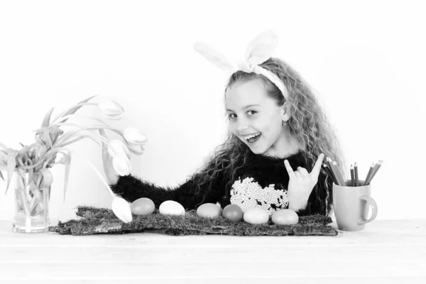 Kalemli mutlu kız ressam, lale çiçekleri, renkli paskalya yumurtaları — Stok fotoğraf