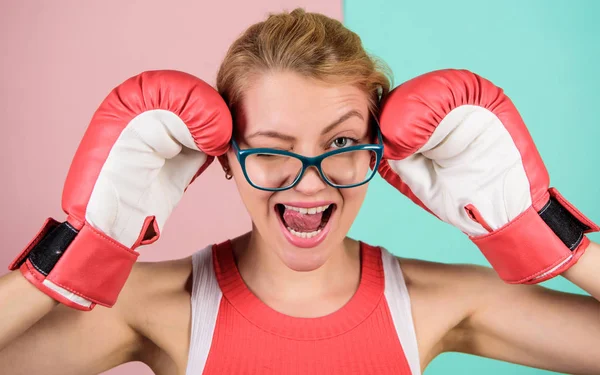 Donna di successo. Intelligente, forte e sexy. Concetto di super donna. Donna di successo. I guanti da boxe da donna regolano gli occhiali. Forza ed equilibrio intellettivo. So come difendermi. Ragazza di successo — Foto Stock