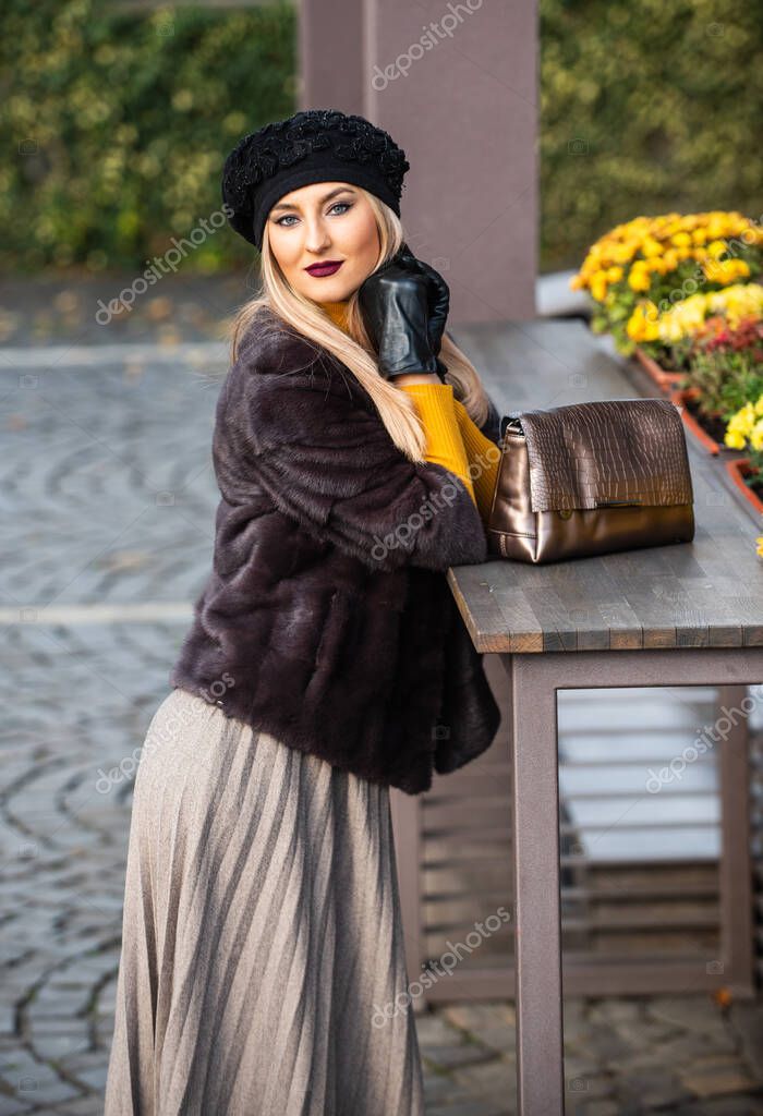 Mujer elegante llevar abrigo de piel. elegante dama parisina en boina. Texturas versatiles. moda y belleza. exitosa mujer de negocios en la calle. traje femenino de otono. ropa para el invierno europe...