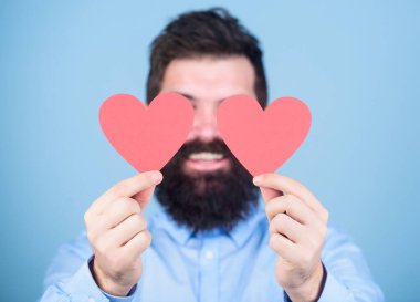 Bu aşktır. Seksi sevgililer günü erkeği gözlerini aşk kartlarıyla kapatıyor. Kırmızı kalp tutan sakallı adam. Küçük kalpli hippi. Sevgililer günün kutlu olsun. Aşkını ifade ediyor.