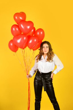 Kız arkadaşına hediye. Kız kalp balonları. Romantik aşk. Mutlu kadın hava balonları hediye paketi. Aşkın sürprizi. Parti için helyum balonları. Şenlik havası. Etkileyici bir hediye. Sevgililer günün kutlu olsun.