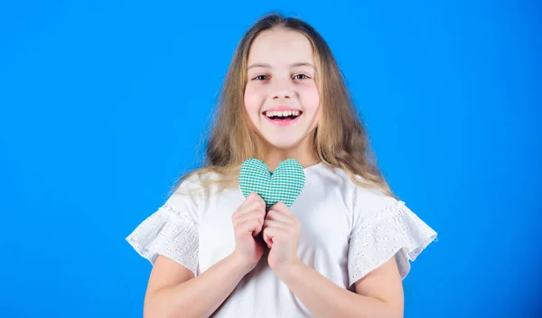 Celebra el día de San Valentín. Amor corazón decoración de vacaciones. Concepto de amor. Niña lindo niño mostrar corazón juguete. Corazón símbolo del amor. Los sentimientos románticos. Niño adorable chica feliz cara jugar corazón azul fondo — Foto de Stock