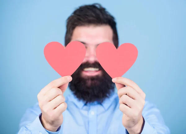 Eso es amor. Hombre sexy de San Valentín cubriendo los ojos con tarjetas de amor. Hombre barbudo sosteniendo corazones rojos. Hipster con corazones pequeños. Feliz día de San Valentín. Expresando su amor —  Fotos de Stock